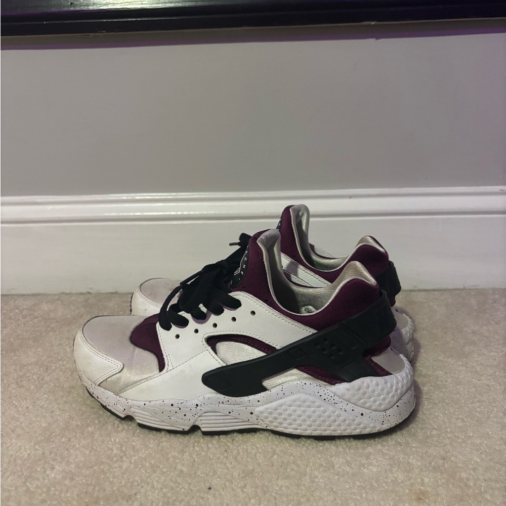 Nike Huaraches  ( will be cleaned prior to shipping )